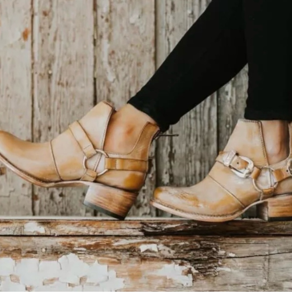 Freebird truce distressed boots in cream tan Size 7.